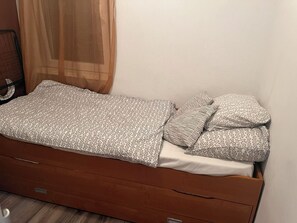 2 habitaciones, escritorio, tabla de planchar con plancha y wifi