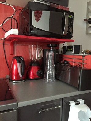 Refrigerador, microondas, horno y parrilla de estufa