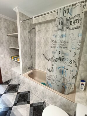 Sèche-cheveux, bidet, serviettes fournies, savon