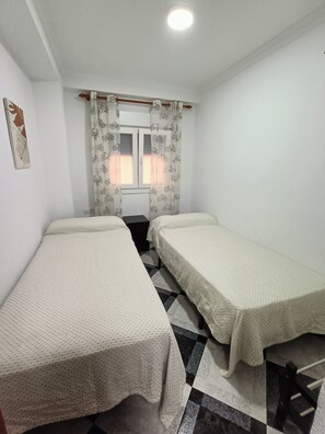 2 室のベッドルーム、アイロン / アイロン台、WiFi、ベッドシーツ