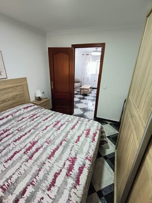 2 bedrooms, iron/ironing board, WiFi, bed sheets - Value for money apartment next to Playa de la Victoria Beach (Cádiz)
