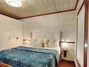 2 bedrooms, iron/ironing board, internet, bed sheets