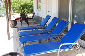 Terrace/patio -  Charming villa with 3 bedrooms, WiFi, central heating and sea views (Santa Bárbara de Nexe)