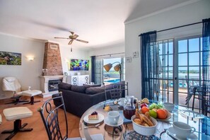 TV connectée, cheminée, table de tennis de table, livres