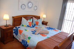4 bedrooms, in-room safe, desk, iron/ironing board -  Charming villa with 3 bedrooms, WiFi, central heating and sea views (Santa Bárbara de Nexe)