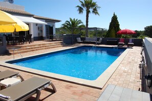 Outdoor pool -  Charming villa with 3 bedrooms, WiFi, central heating and sea views (Santa Bárbara de Nexe)