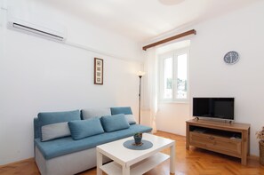 Klassiek appartement, 2 slaapkamers, uitzicht op zee | Woonruimte | Flatscreentelevisie