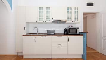 Departamento clásico, 2 habitaciones, vista al mar | Cocina privada | Tetera eléctrica y tostadora