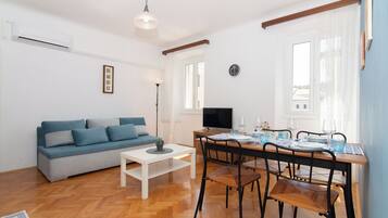 Appartamento Classic, 2 camere da letto, vista mare | Area soggiorno | TV a schermo piatto