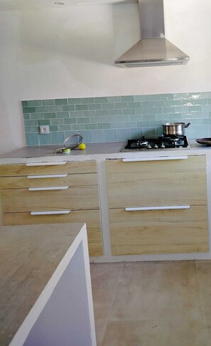 Cafeteira/chaleira, geladeira, micro-ondas, cooktop