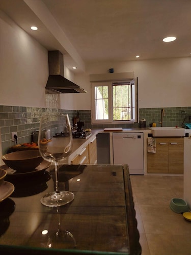 Chalet con piscina privada, barbacoa y amplia parcela, a 35 min de Valencia