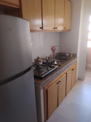 雪櫃、微波爐、焗爐、爐具