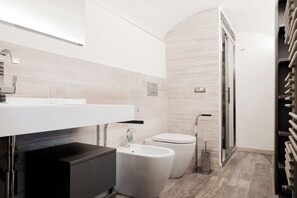 Douche, sèche-cheveux, bidet, serviettes fournies