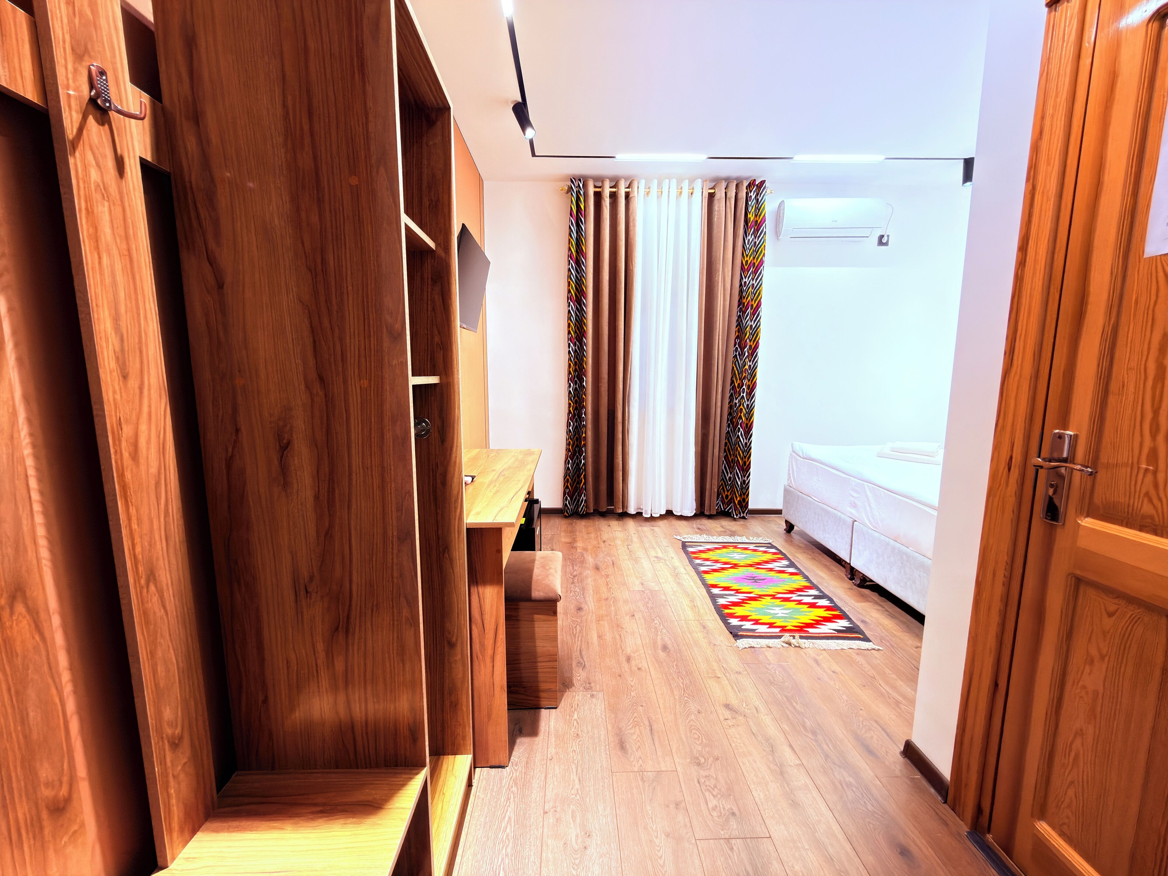 Quarto casal standard, 1 cama Queen | Cofres nos quartos, escrivaninha, espaço de trabalho para notebook