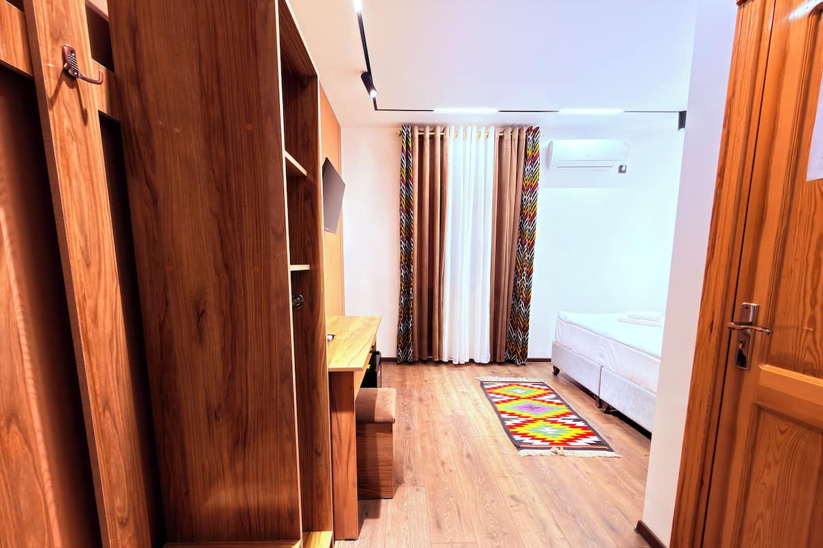 Standard dubbelrum - 1 queensize-säng | Värdeförvaringsskåp på rummet, skrivbord och arbetsyta för laptop