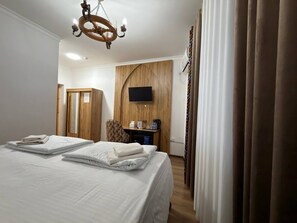 Habitación doble estándar, 1 cama Queen size | Caja de seguridad en la habitación y escritorio 