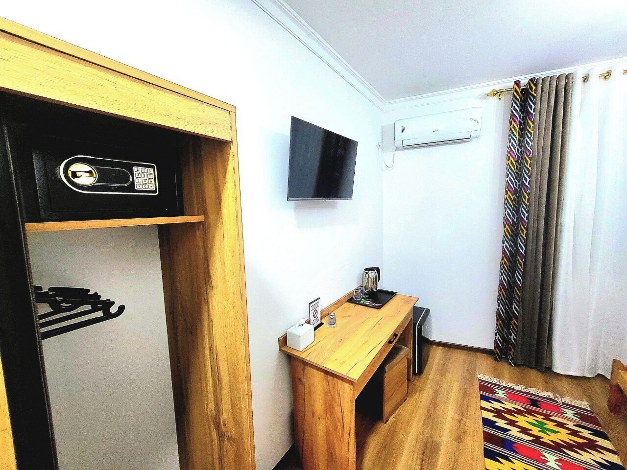 Habitación estándar con 2 camas individuales, 2 camas individuales | Caja fuerte, escritorio, espacio para trabajar con un portátil
