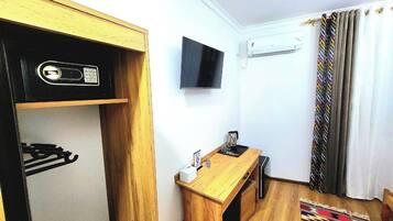 Habitación estándar con 2 camas individuales, 2 camas individuales | Caja fuerte, escritorio, espacio para trabajar con un portátil