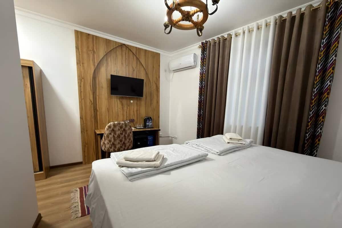 Dobbeltrom – standard, 1 queensize-seng | Safe på rommet, skrivebord og skrivebord for bærbar PC