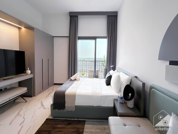 Tabla de planchar con plancha, internet y ropa de cama 