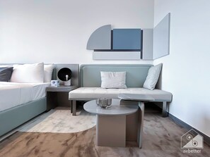 Tabla de planchar con plancha, acceso a internet y ropa de cama 