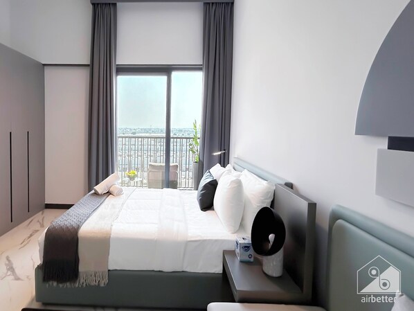 Tabla de planchar con plancha, acceso a internet y ropa de cama 