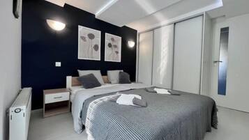 3 bedrooms, desk, iron/ironing board, travel cot