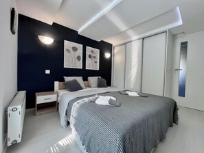 3 habitaciones, escritorio y tabla de planchar con plancha