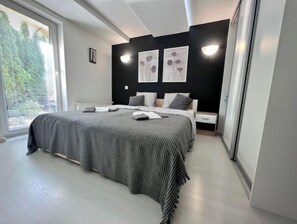 3 Schlafzimmer, Schreibtisch, Bügeleisen/Bügelbrett, Reisekinderbett