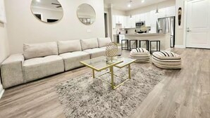 Living area - Exquisite 2BR OASIS Mid/Downtown (Houston)