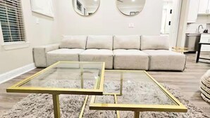 Living area - Exquisite 2BR OASIS Mid/Downtown (Houston)