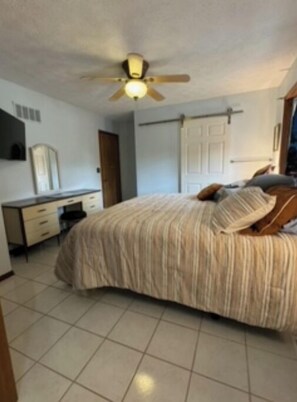 2 bedrooms, in-room safe, desk, iron/ironing board