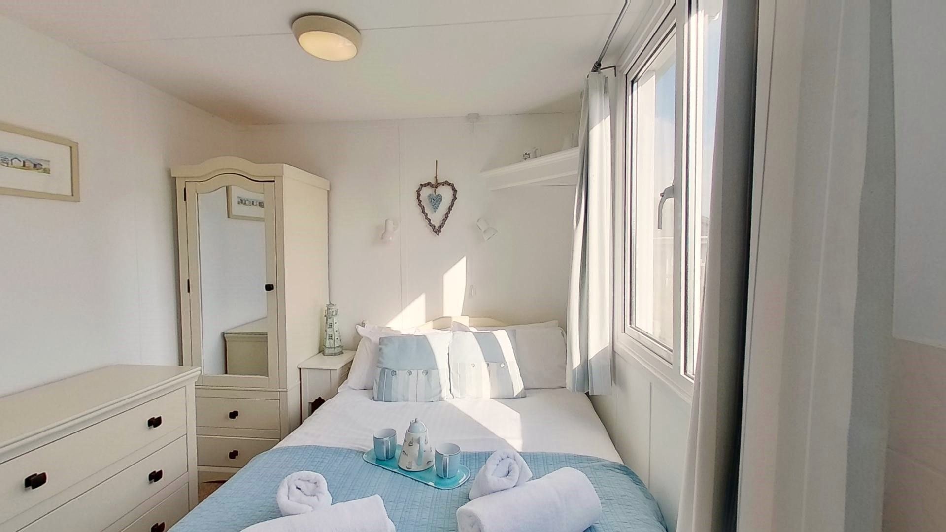 2 bedrooms, iron/ironing board, internet, bed sheets