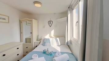 2 bedrooms, iron/ironing board, internet, bed sheets