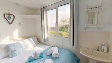 2 bedrooms, iron/ironing board, Internet, bed sheets