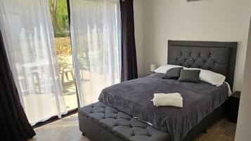 1 habitación, tabla de planchar con plancha, wifi y ropa de cama