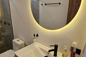Een douche, een haardroger, handdoeken, zeep