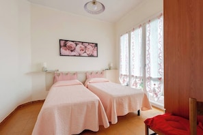 4 chambres, fer et planche à repasser, lit de bébé portatif