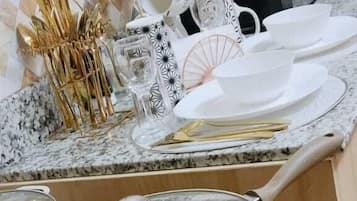 Apartamento Deluxe, vistas a la ciudad | Cocina privada | Frigorífico, microondas y utensilios de cocina