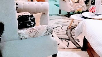 Apartamento Deluxe, vistas a la ciudad | Zona de estar | Smart TV de 24 pulgadas con canales digitales