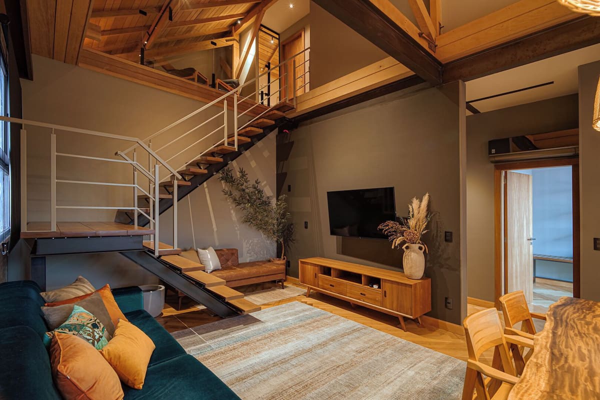 Apartamento Familia com Banheira | Stofa | 55-tommu snjallsjónvarp með stafrænum rásum