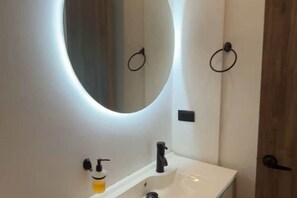 تجهيزات دش، مستلزمات للعناية الشخصية صديقة للبيئة، مجففات شعر، مناشف