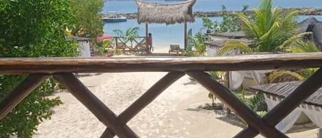 Perto da praia, espreguiçadeiras, toalhas de praia