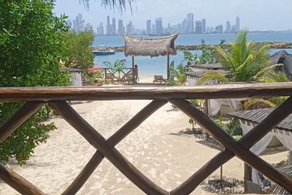 Playa en los alrededores, camastros y toallas de playa