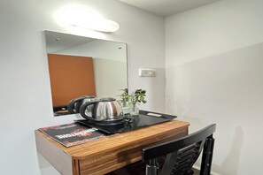 Deluxe Twin kamer, uitzicht op tuin | Een bureau, een laptopwerkplek, gratis wifi