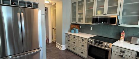 Een koelkast, een microgolfoven, een oven, een kookplaat