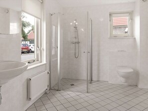 House | Bathroom - Wheelchair-friendly Retreat (Simonshaven)
