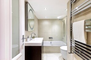 Apartment | Bathroom - Charming Two-Bedroom Flat in West Hampstead (London)