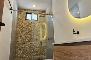 Regadera, amenidades de baño ecológicas, secadora de cabello, toallas 