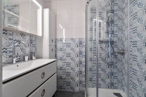 Douche, articles de toilette écologiques, séchoir à cheveux
